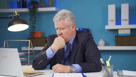 un hombre de negocios mordiéndose las uñas.