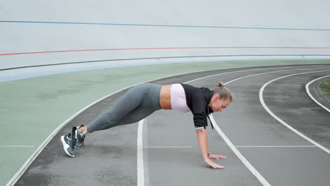 una mujer haciendo ejercicio en una pista deportiva.