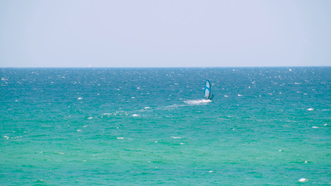 windsurfista en el océano