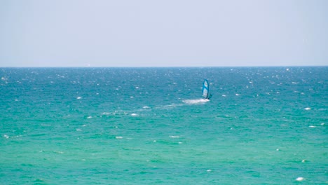 windsurfista en el océano