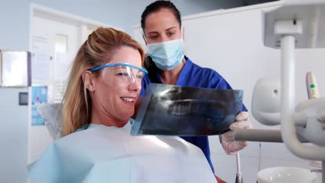 Dentista-Y-Paciente-Mirando-Juntos-Una-Radiografía