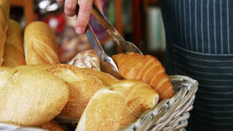 Männliches-Personal,-Das-In-Einer-Bäckerei-Arbeitet