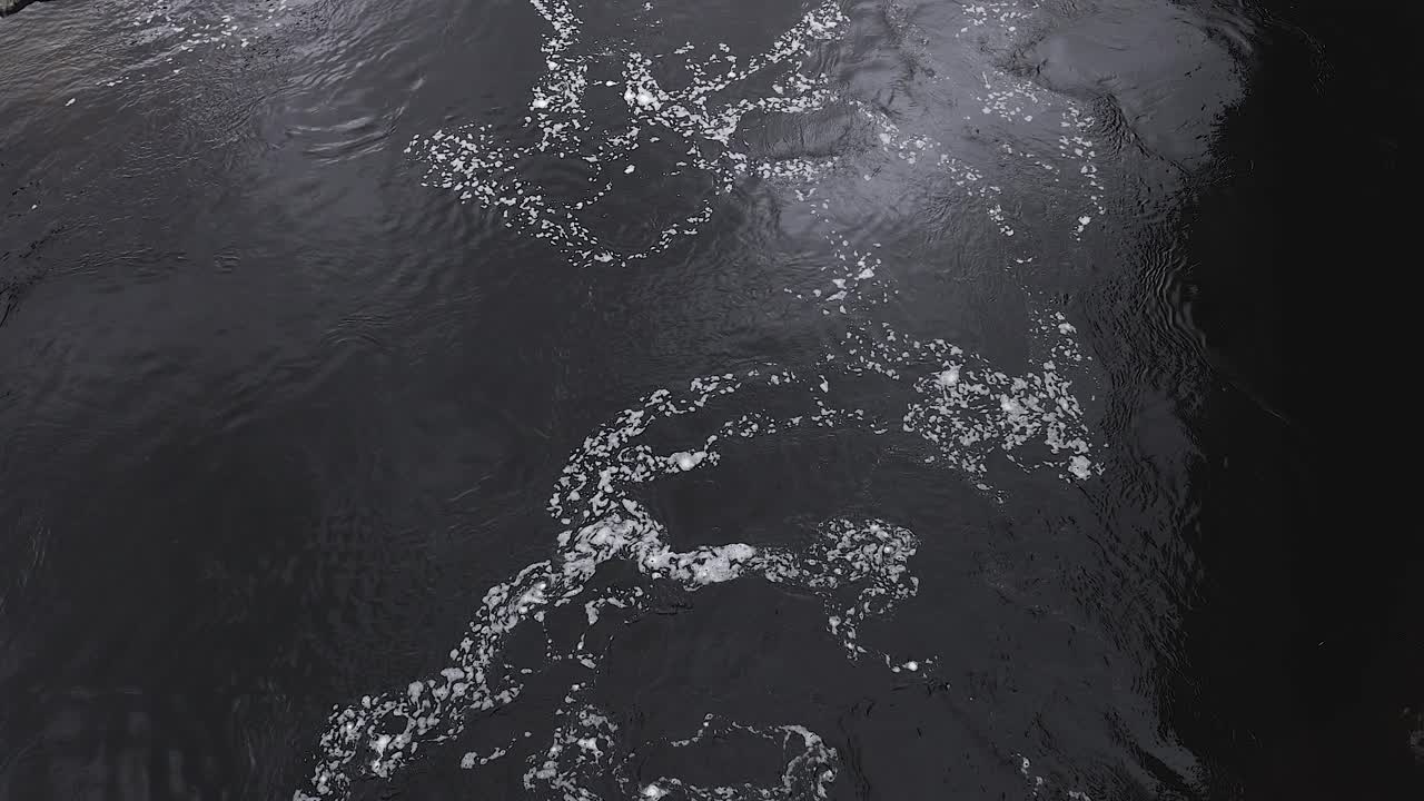 물결이 강 표면에 패턴을 형성하는 것