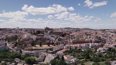 Aerial-view-rising-above-Cáceres-historic-UNESCO-world-heritage-cityscape-skyline,-Extremadura