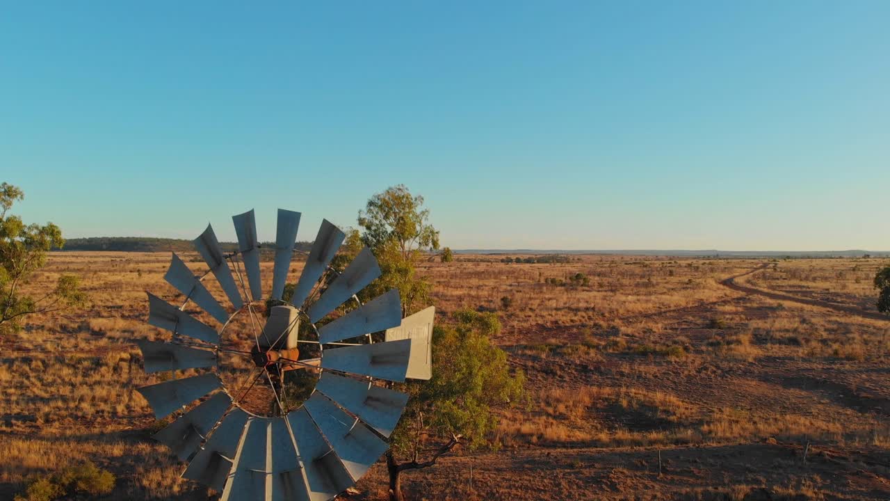 Vecchio mulino a vento al tramonto a Emerald, Queensland, Australia