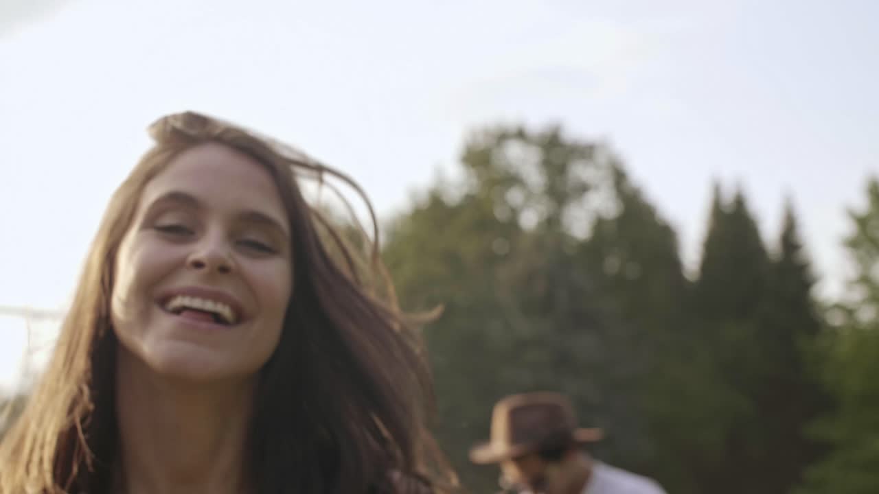 retrato de una mujer alegre bailando en el festival de verano