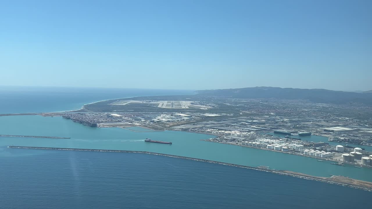 실시간 접근에서 조종사들에 의해 볼 수 있는 바르셀로나 공항과 항구의 공중 풍경