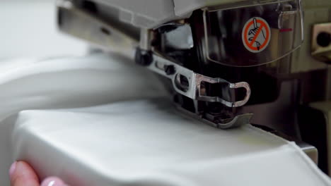 cerca en una máquina de coser que muestra el proceso