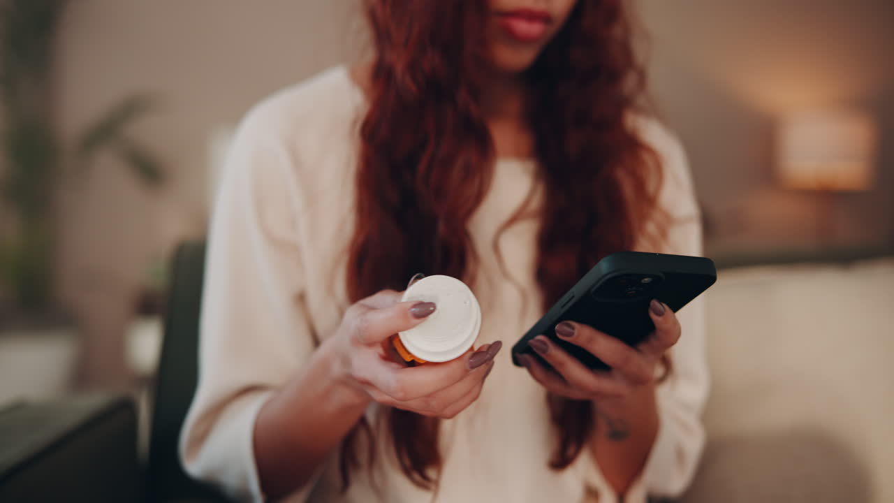 여성이 드폰으로 약을 확인하고 있습니다.