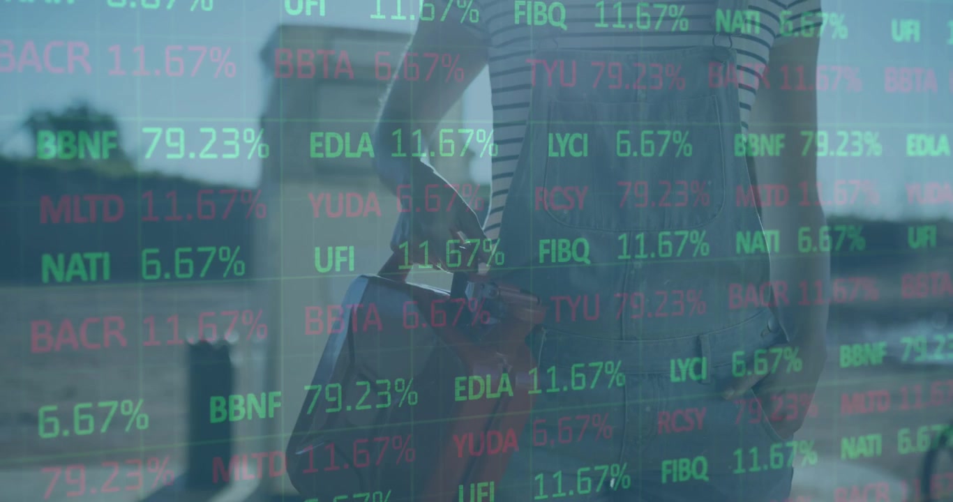 Animazione di elaborazione dati finanziari sopra una donna che fa rifornimento all'auto alla stazione di servizio.