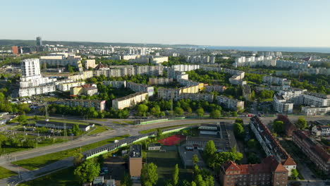 toma aérea lenta del distrito de gdansk con complejo de edificios y bloques durante el día soleado con cielo azul