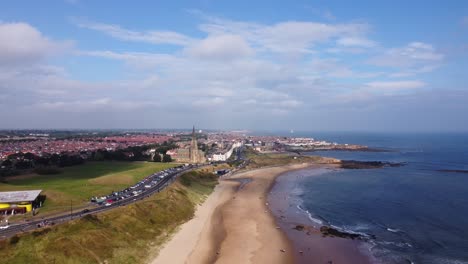 Luftaufnahme-Von-Tynemouth-Long-Sands-Beach-An-Einem-Warmen-Sommertag---Drohne-4k-HD-Videos-Rückwärts