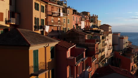 Manarola-Houses,-Flying-close-to-iconic-buildings-to-reveal-Italian-Coast