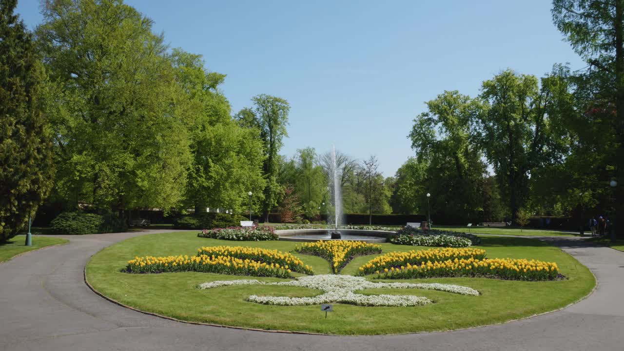 la fuente en el jardín del castillo de praga en un día soleado en praga, república checa