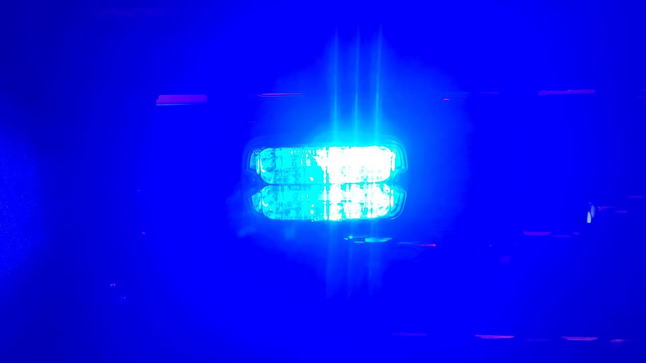 이것은 긴급 첫 번째 응답 차량에서 활성화되는 비상 조명에 대한 짧은 비디오입니다.