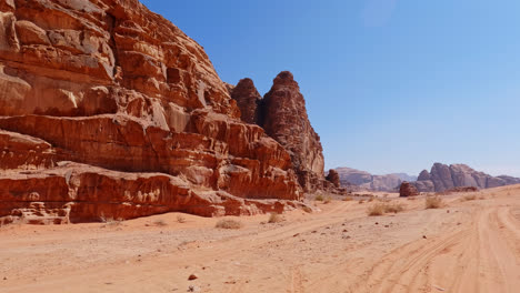 paseando y admirando formaciones rocosas en el desierto de wadi rum, jordania
