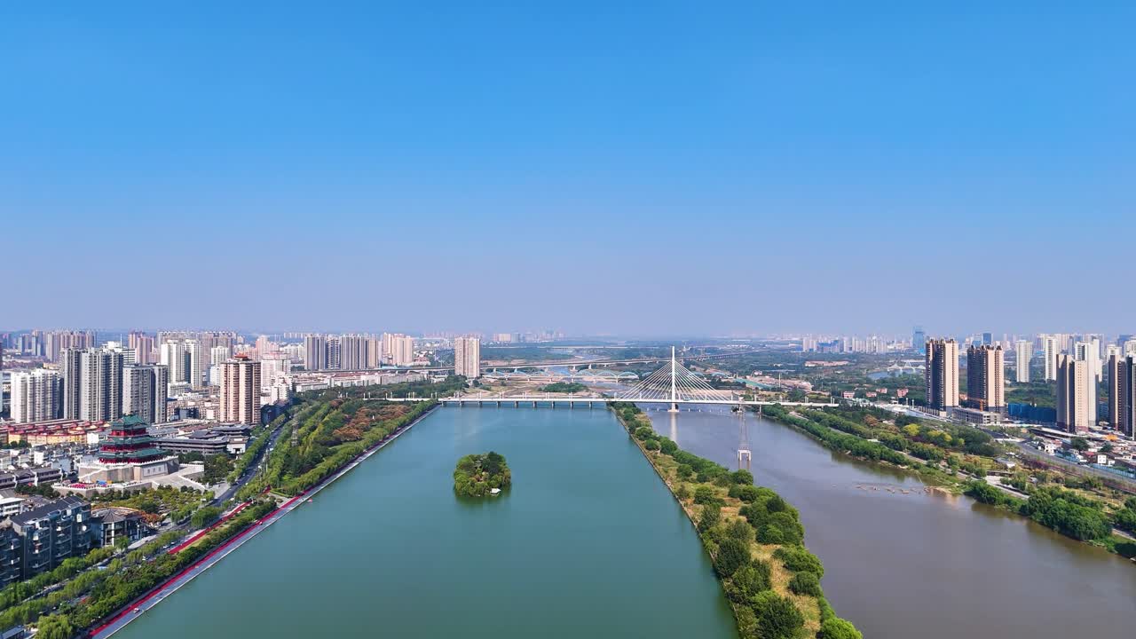 강 과 다리 가 있는 도시 의 공중 사진