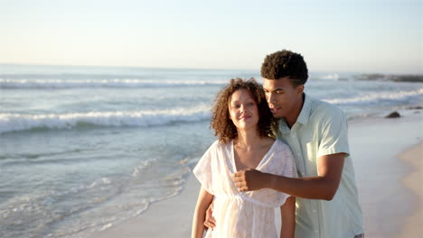 Biracial-Paar-Genießt-Einen-Strandspaziergang-Bei-Sonnenuntergang-Mit-Kopierraum