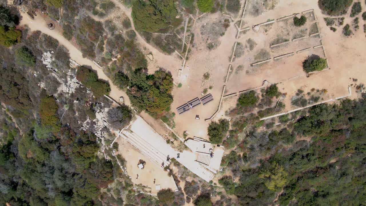 volando hacia arriba desde las ruinas de la casa de la montaña echo