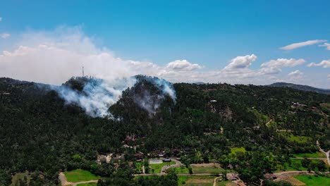 contaminación del aire debido a un incendio forestal en las montañas, destrucción de la vida silvestre y la naturaleza debido a la inconsistencia humana, vista aérea de drones