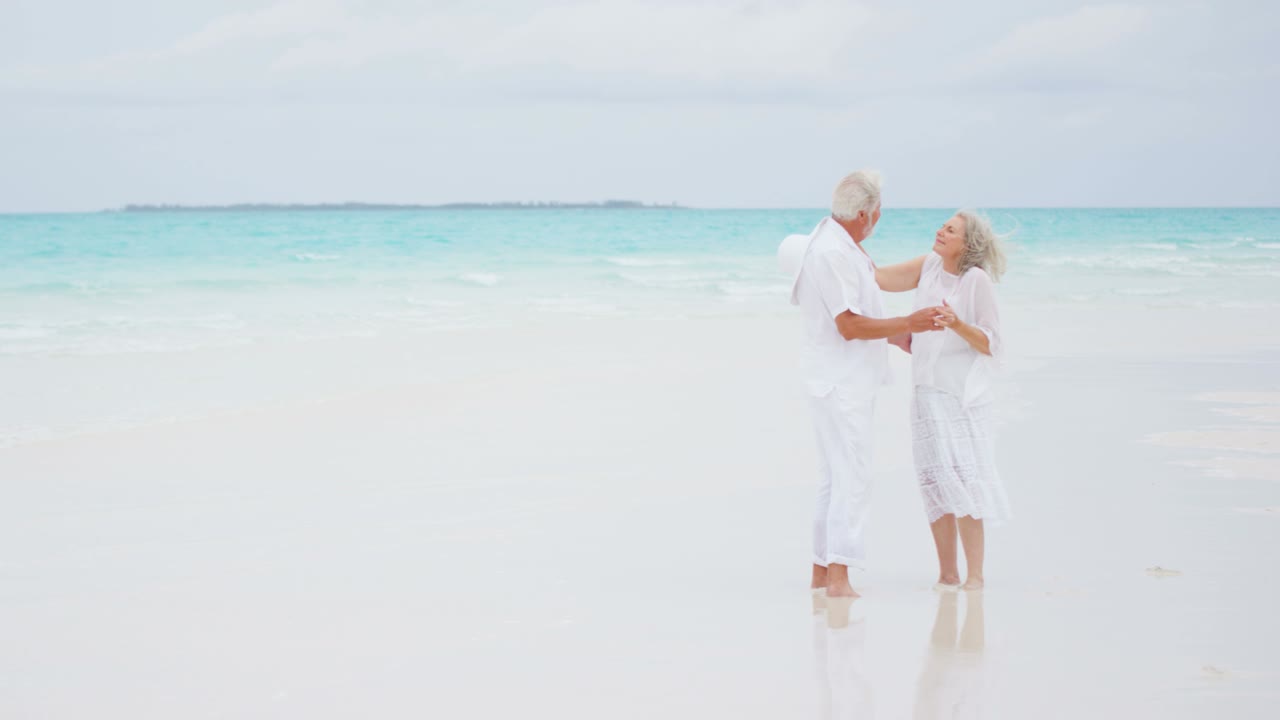 влюбленная кавказская пара на пенсии на карибском пляже.