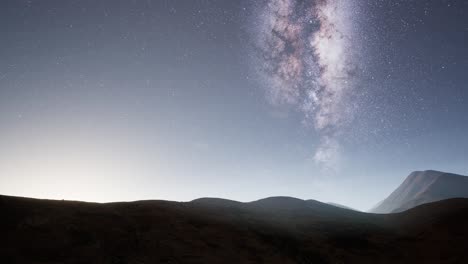 estrellas de la vía láctea por encima de las montañas del desierto