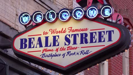 beale street memphis의 네온 사인은 세계적으로 유명한 나이트클럽 바 및 클럽 지구를 식별합니다.