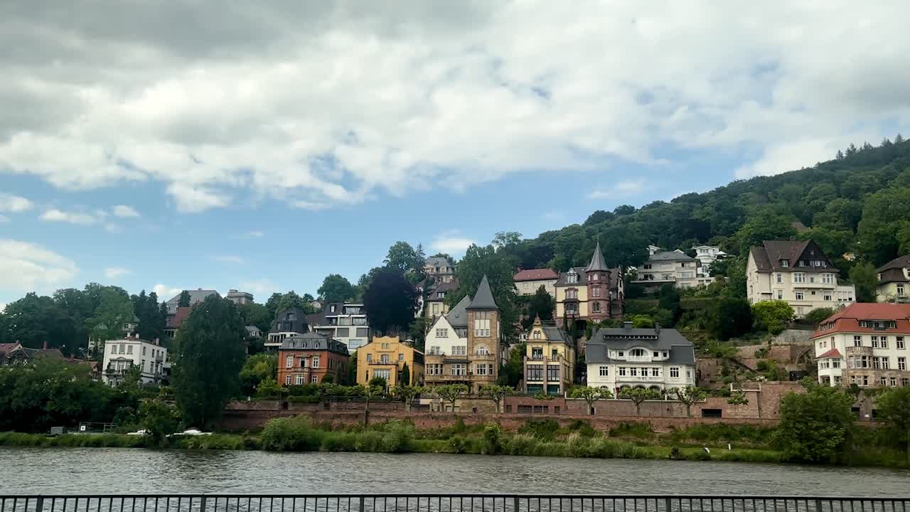 Toma a cámara lenta del río de Heidelberg (Alemania) por la tarde