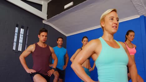 grupo de personas que realizan yoga