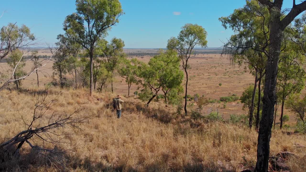 Bauer auf einem Berg am MacKenzie River, Queensland, Australien