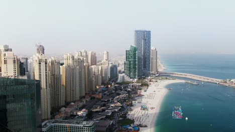 el horizonte de dubái y la playa