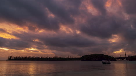 Paisaje-Nublado-Al-Atardecer-De-La-Playa-De-Kanumera-En-La-Isla-De-Los-Pinos-En-Nueva-Caledonia-Con-Un-Cielo-Increíblemente-Colorido-Que-Se-Refleja-En-El-Agua-Del-Océano-Al-Atardecer---Lapso-De-Tiempo-Estático