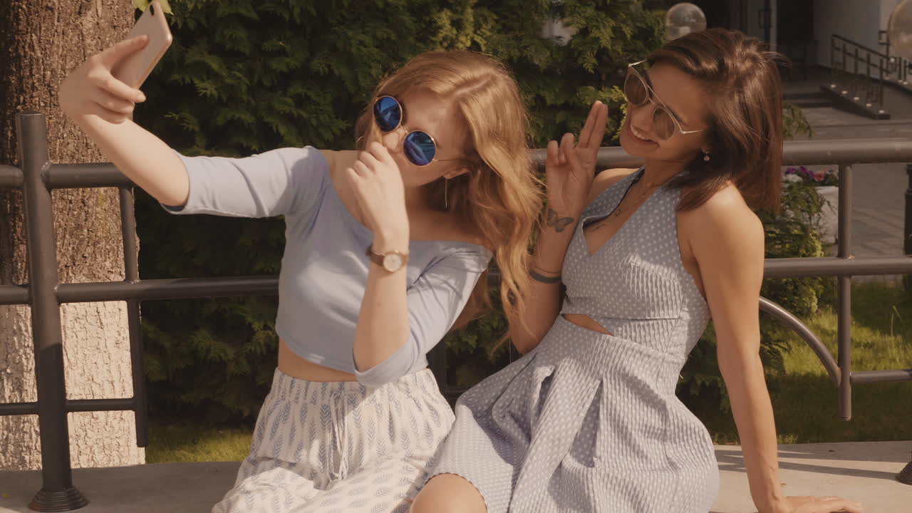 행복 한 친구 들 이 도시 공원 에서 셀피 를 찍고 있다