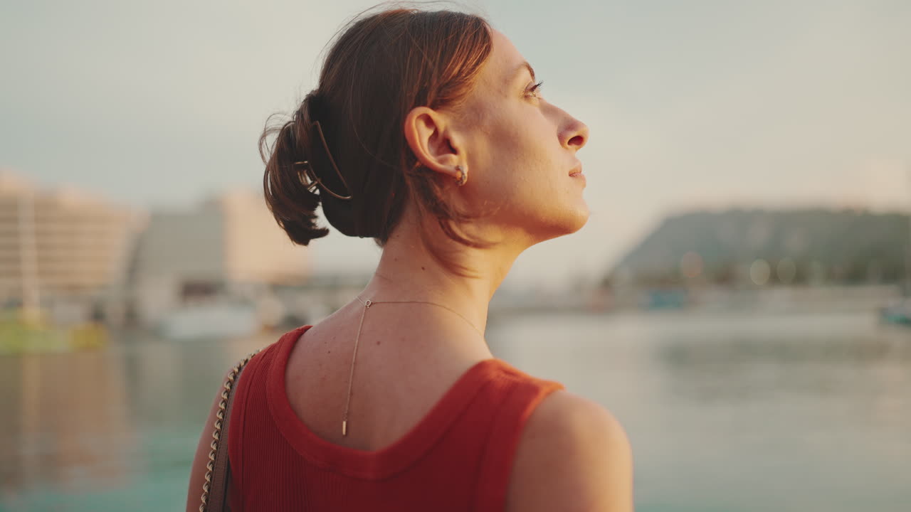 Donna che guarda la città e l'acqua