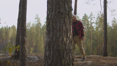 Am-Wochenende-Im-Herbst-Im-Wald-Spazieren-Gehen.-Alter-Mann-Mit-Rucksack-Und-Rute-Reist-Durch-Lokale-Wälder-Mit-Seen