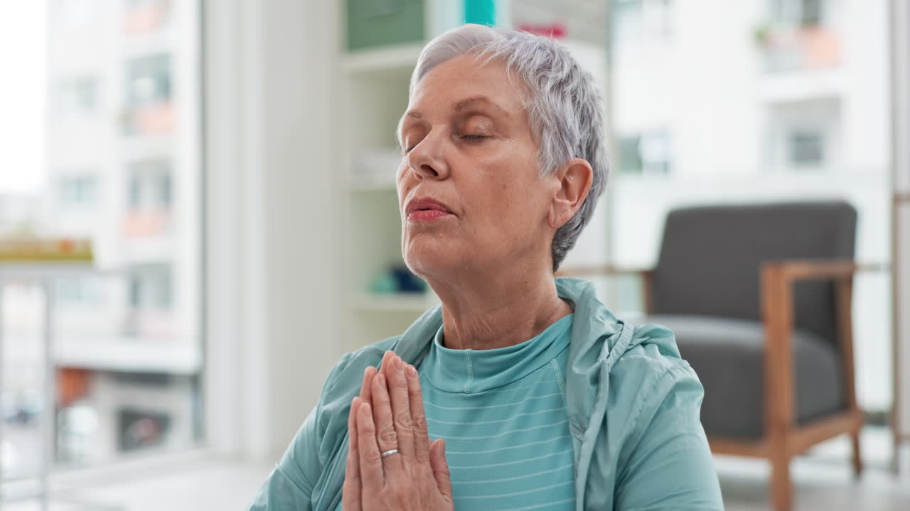 Yoga, meditazione Namaste e donna che respira