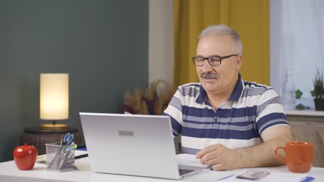 Trabajador-De-Oficina-En-Casa-Anciano-Negociando-Dólares.