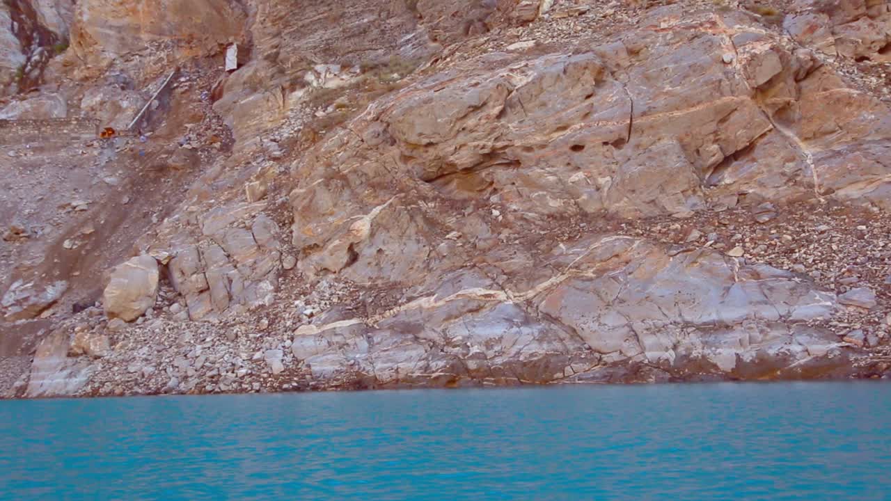 Costruzione su montagne rocciose con lago. Vista ravvicinata delle montagne.