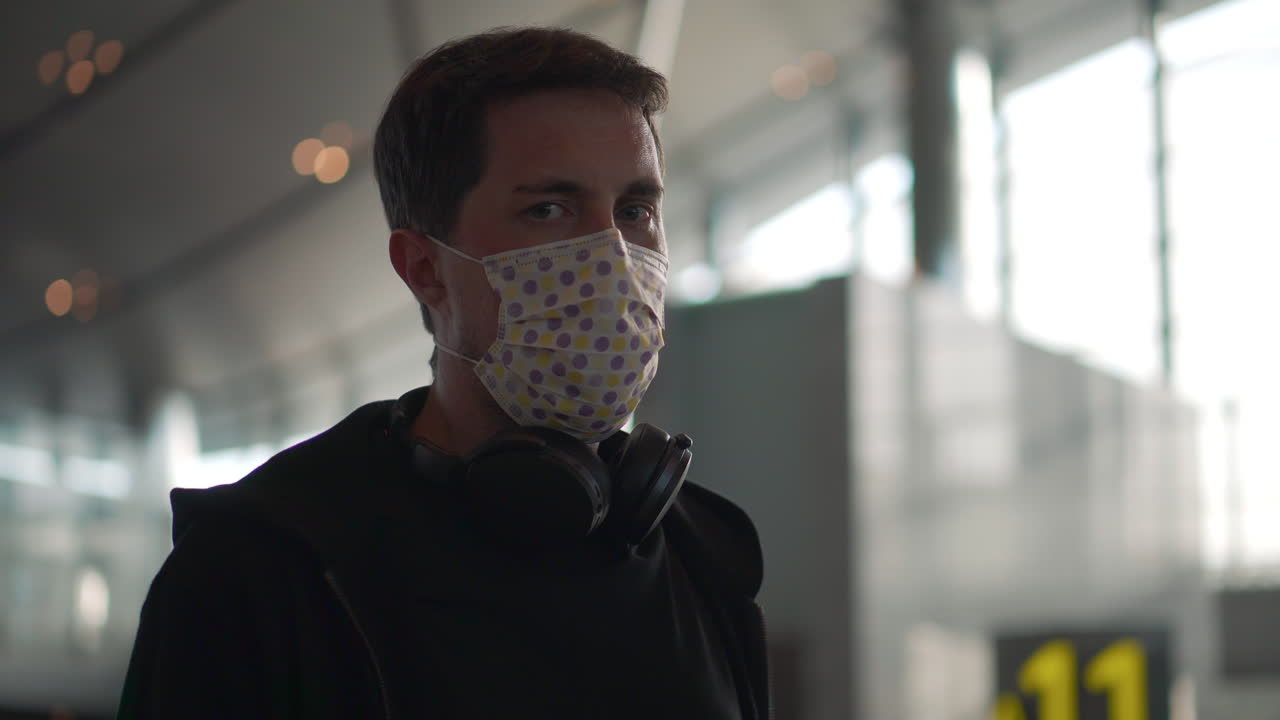 hombre con máscara facial en el aeropuerto