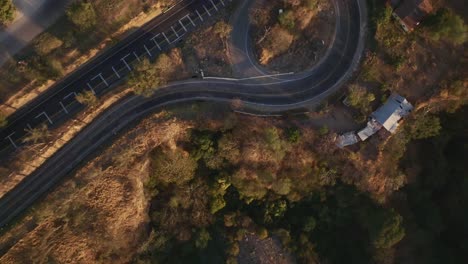 Volando-Sobre-Carreteras-Nacionales-Y-Rotonda-Al-Atardecer-Cerca-De-Tuxpan-En-Jalisco,-México