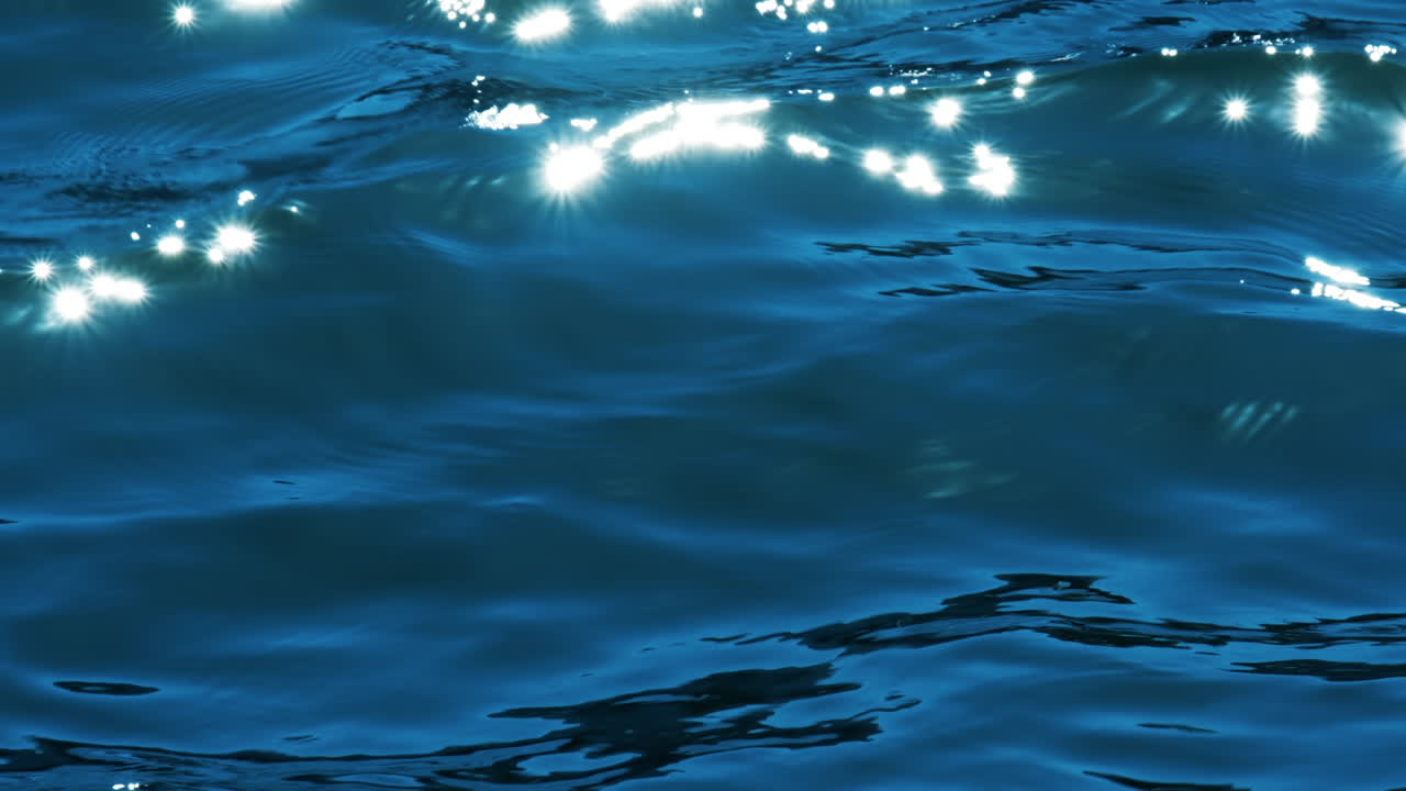 cámara lenta de la hermosa superficie de agua de mar con chispas