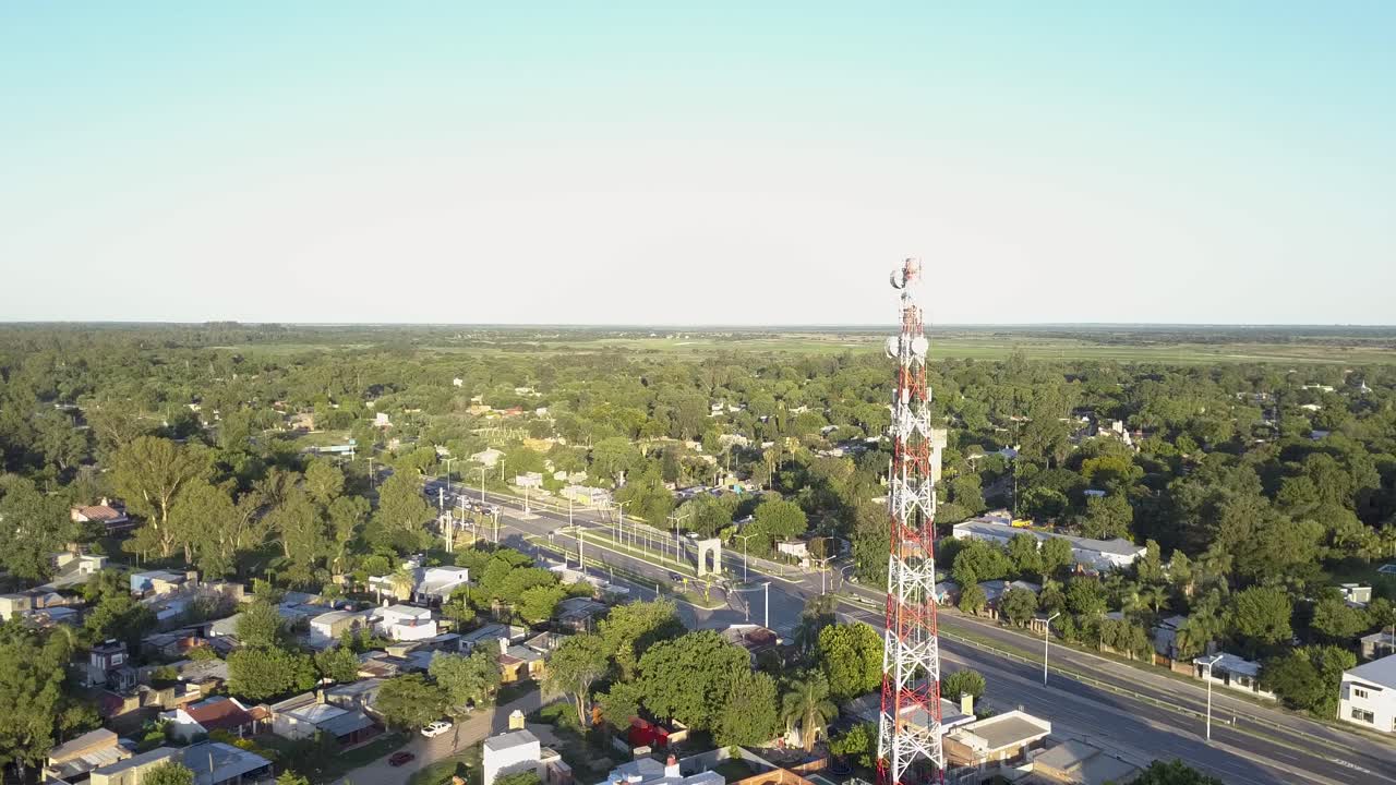 vista aérea de los suburbios modernos con tv de comunicación y torre de redes móviles, san jose del ricon, santa fe, argentina