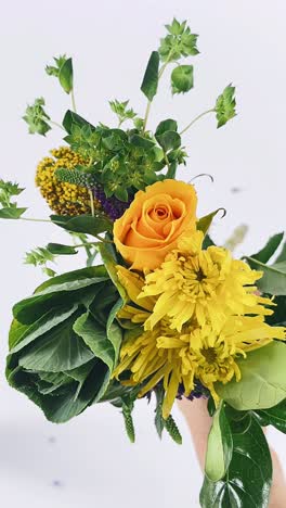 un ramo de flores de colores