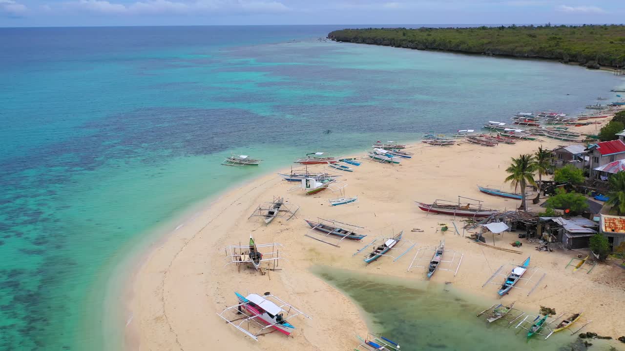 보트 가 있는 열대 해변