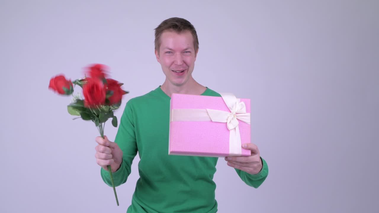 발렌타인 데이를 위해 준비된 젊은 잘생긴 남자