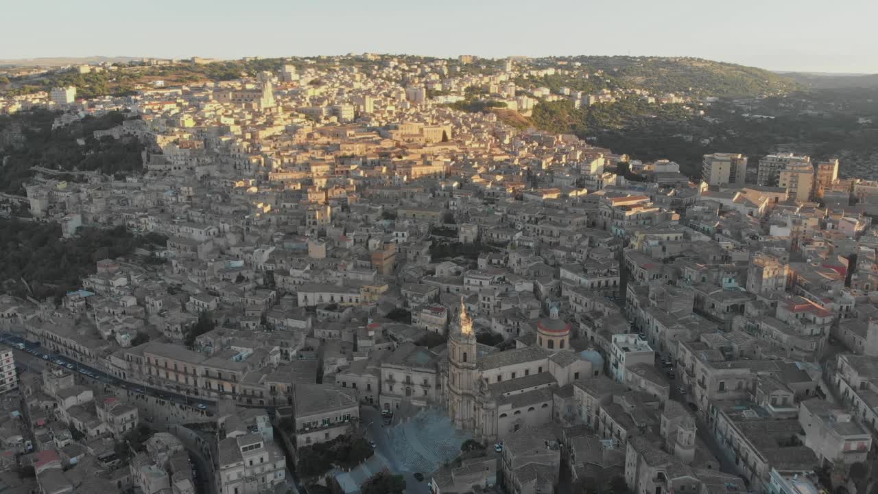 Ampia vista aerea della famosa città di Modica in Sicilia durante l'alba.