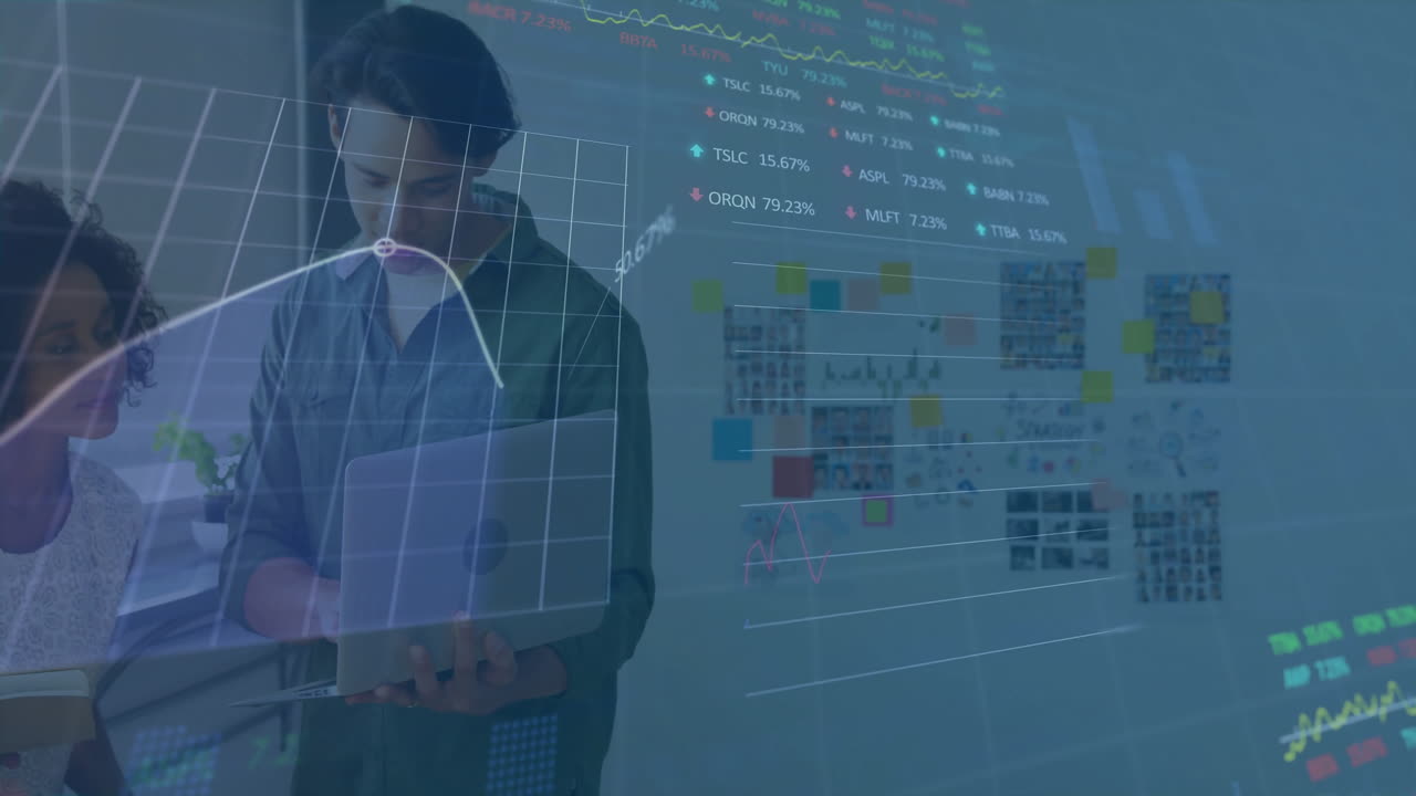 animación del procesamiento de datos financieros en diversos colegas que utilizan computadora portátil en la oficina