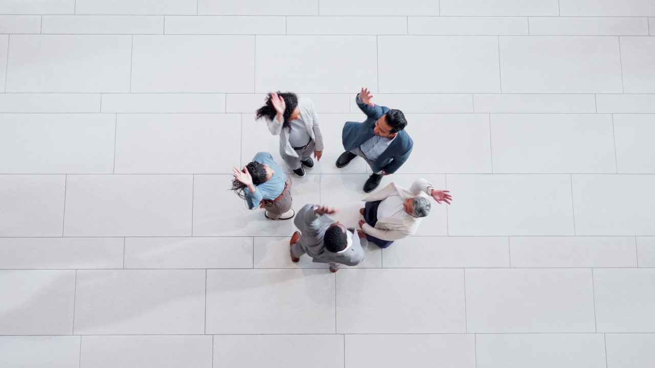 acima, motivação e mãos de pessoas de negócios