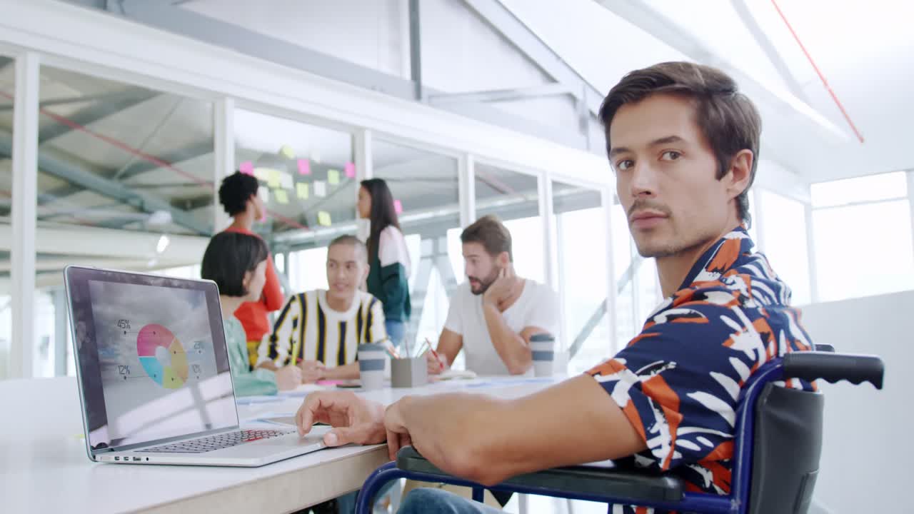 현대적인 사무실에서 일하는 크리에이티브