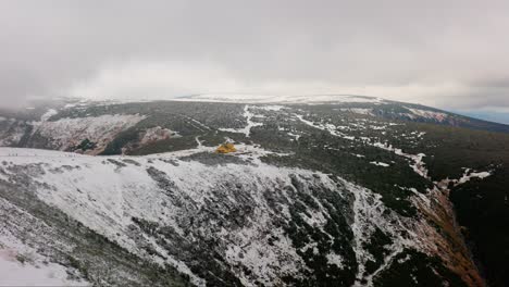 Polish-mountains,-Yellow-shelter-building,-dom-slaski,-winter-scenario